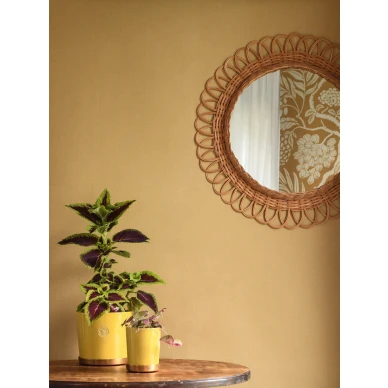 Keltainen yksivarinen tapetti tekstiilimaisella pinnalla Lakeview 902 57 Ulricehamnilta image