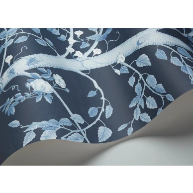 Seasonal Woods tummansininen puutapetti Cole Sonilta 120 6025 lahikuva image