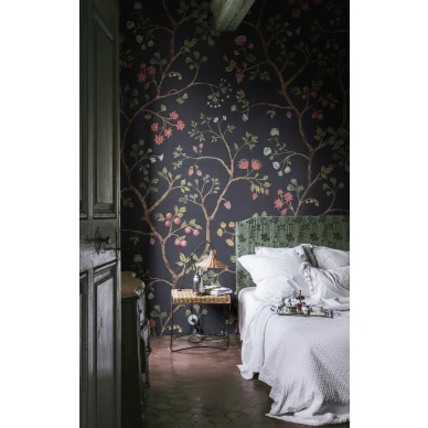 Makuuhuoneen tapetti tummalla kukkakuviolla Rebel Wallsilta Song Tree R19233 image