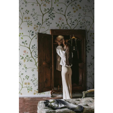 Vaalea kukkatapetti Song Tree R19234 Rebel Wallsilta image