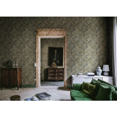 Olohuoneen vihrea tapetti Blooming Park Rebel Wallsilta R19253 image