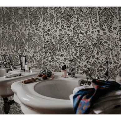 Mustavalkoinen elaintapetti Year of the Tiger Rebel Wallsilta R19215 image