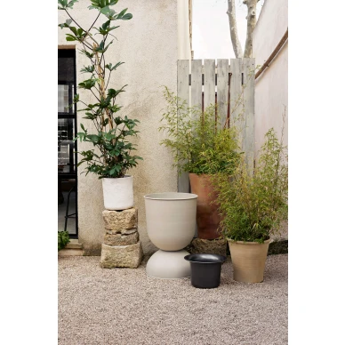Iso beige kukkaruukku pihalle Ferm Livingilta Hourglass Pot 1104266678 image