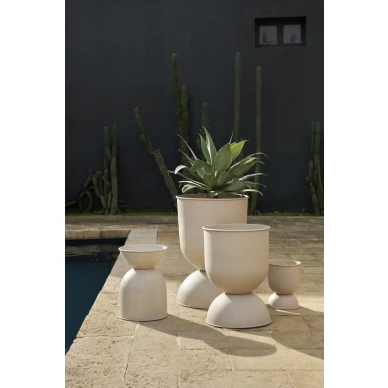Tyylikkaat beige kukkaruukut Hourglass Pot Ferm Livingilta image