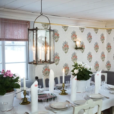 Ruokailuhuoneen sapluunatapetti Storkammaren Gysingelta image