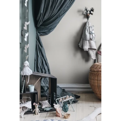 Lastenhuoneen harmaa raidallinen tapetti Rand Sandbergilta S10287 image