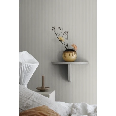 Makuuhuoneen beige raidallinen tapetti Rand Sandbergilta S10288 image