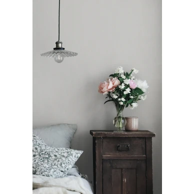 Makuuhuoneen vaaleanharmaa tapetti Linne Sandbergilta S10284 image