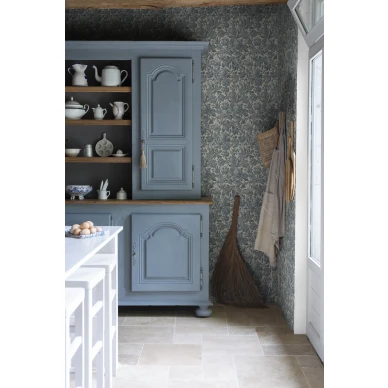 Keittion sininen kukkatapetti Valentin Sandbergilta S10246 image