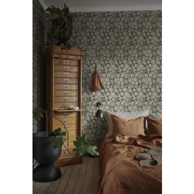 Makuuhuoneen harmaa kukkatapetti Valentin Sandbergilta S10247 image