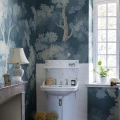Kylpyhuoneen sininen puutapetti Raphael Sandbergilta S10279