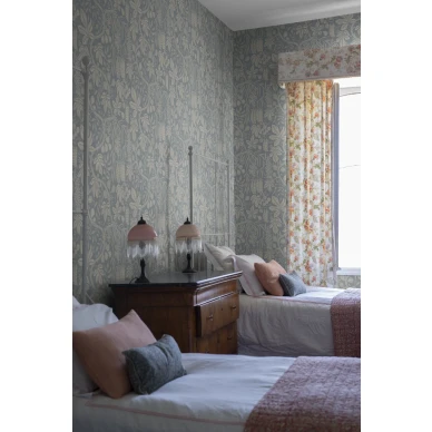 Makuuhuoneen sininen hedelmatapetti Fig Garden Sandbergilta S10260 image