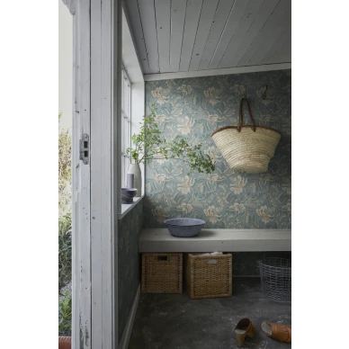 Eteisen vaaleansininen kukkatapetti Daphne Sandbergilta S10239 image