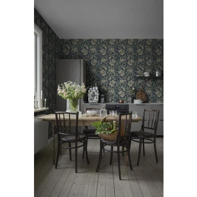 Keittion sininen kukkatapetti Daphne Sandbergilta S10240 image