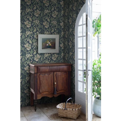 Olohuoneen kukkatapetti Daphne Sandbergilta S10240 image