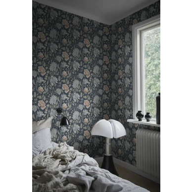 Makuuhuoneen sininen kukkatapetti Annabelle Sandbergilta S10263 image