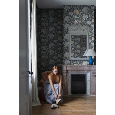 Olohuoneen sininen kukkatapetti Annabelle Sandbergilta S10263 image