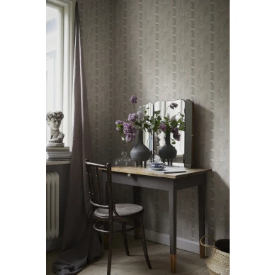 Makuuhuoneen beigeraidallinen tapetti Alexandra Sandbergilta S10248 image