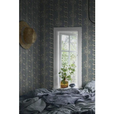 Makuuhuoneen sininen raidallinen kukkatapetti Alexandra Sandbergilta S10250 image