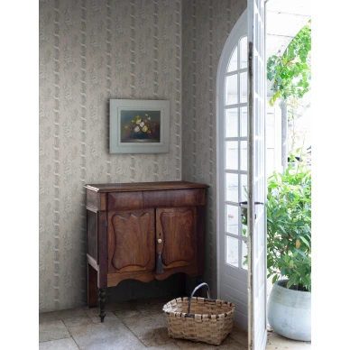 Olohuoneen beige raidallinen tapetti Alexandra Sandbergilta S10248 image