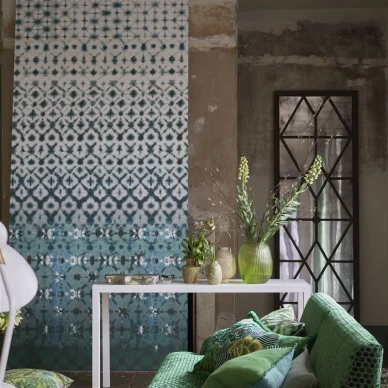 Vihrea geometrinen tapetti Designers Guildilta Karaoshi PDG1161 02 image