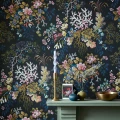 Tyohuoneen musta kukkatapetti 1838 Wallcoveringsilta Kilburns Coral 2311 166 04