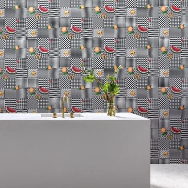 Frutta e Geometrico tapetti mustavalkoisella pohjalla ja varikkailla hedelmilla tuo raikkautta kotiisi image