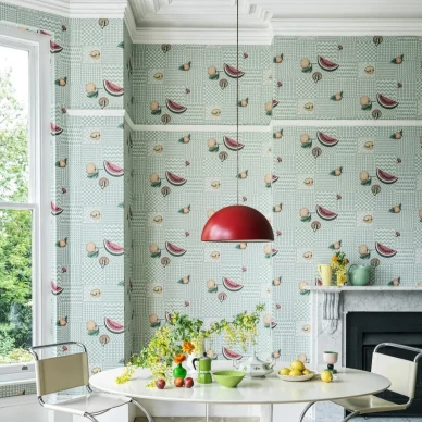 Frutta e Geometrico tapetti tuo raikkautta kotiisi. Tassa tapetissa on ihana pastellin sininen pohja ja varikkaat hedelmat image