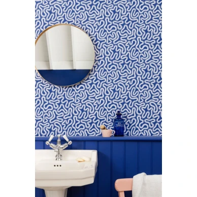 Coral tummansininen tapetti tuo merellista tunnelmaa kodin vessaan image