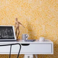 Nazca keltainen tapetti piristaa kodin olohuonetta