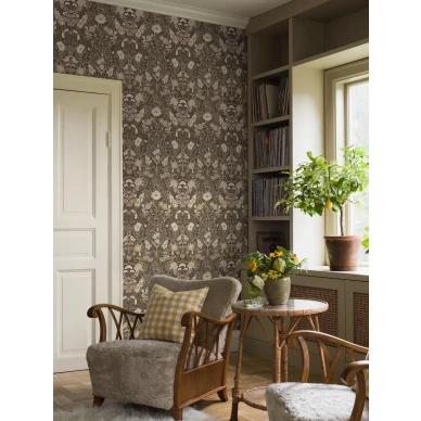 Borastapeter Ortagard 5725 ruskea kukkatapetti olohuoneessa image