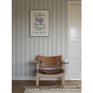 S10369 Ben sininen raitatapetti olohuoneessa Sandberg image