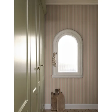 S10396 Linn raitatapetti olohuoneessa Pink Sandberg image