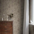 S10650 Adele Beige Sandberg Wallpaper interior1 1415x2100 ff946ebc abb9 4a84 b7fb 2f37c12f1005