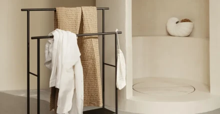 Kylpyhuoneen pyyheteline Dora Towel Stand Ferm Living