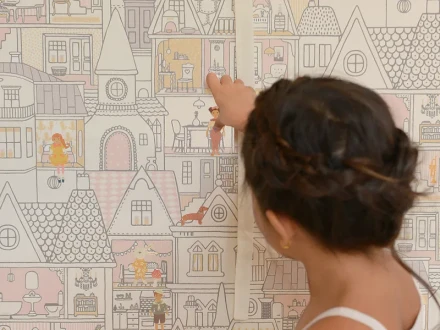 Dollhouse vaalea nukketalotapetti lastenhuoneeseen Majvillan